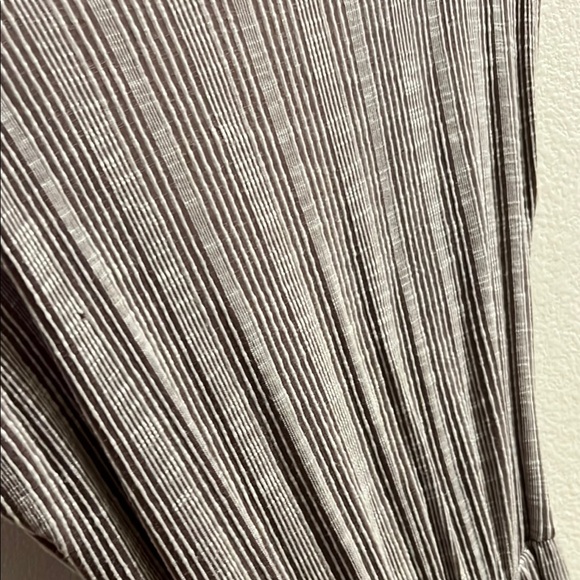 Gray Satin Jumpsuit with Relaxed Fit and Pleated Details - Picture 4 of 5